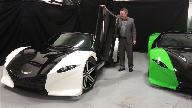 Le cofondateur de Dubuc Motors, Mario Dubuc, montre ses deux prototypes de voiture sport électrique. Le cofondateur de Dubuc Motors, Mario Dubuc, montre ses deux prototypes de voiture sport électrique.