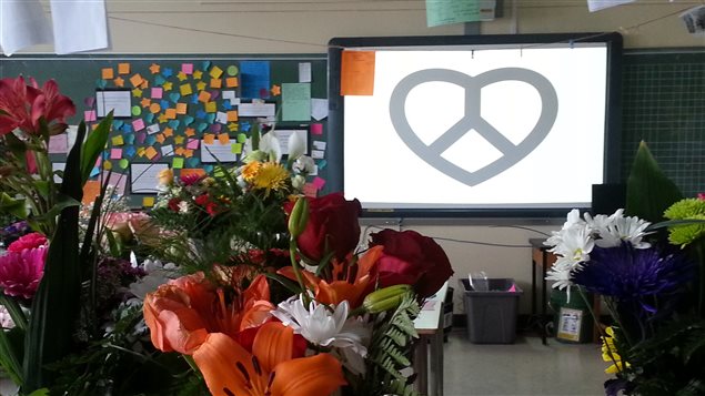 Les élèves et enseignants ont affiché des messages d'amour et de paix. Les élèves et enseignants ont affiché des messages d'amour et de paix.