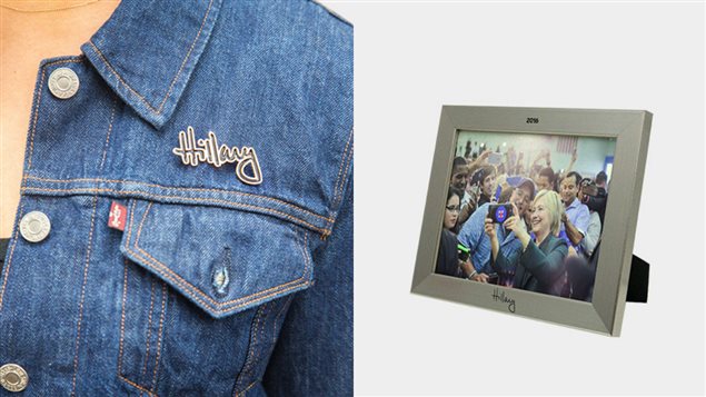 La signature d'Hillary Clinton est aussi utilisée pour vendre de la marchandise promotionnelle. La signature d'Hillary Clinton est aussi utilisée pour vendre de la marchandise promotionnelle.