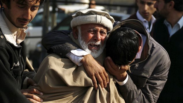 Des gens pleurent la mort de leurs proches après un attentat suicide près de Peshawar au Pakistan, le 19 janvier 2016. Des gens pleurent la mort de leurs proches après un attentat suicide près de Peshawar au Pakistan, le 19 janvier 2016.