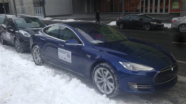 Une voiture Tesla en test au Salon de l'auto de Montréal Une voiture Tesla en test au Salon de l'auto de Montréal