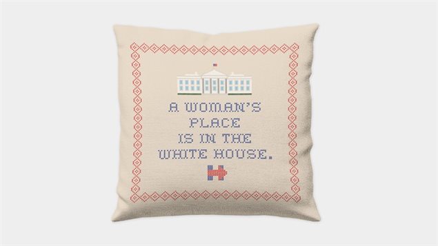 Un oreiller faisant la promotion de la candidature présidentielle d'Hillary Clinton Un oreiller faisant la promotion de la candidature présidentielle d'Hillary Clinton