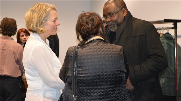 Mireille Jean discute avec le député Maka Kotto Mireille Jean discute avec le député Maka Kotto