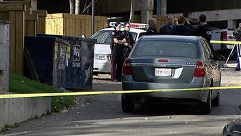 Des polices à l'endroit où un bébé a été trouvé en pleurs à l'intérieur d'une benne à ordure en face de la résidence de Meredith Borowiec, à Calgary, en 2010. Des polices à l'endroit où un bébé a été trouvé en pleurs à l'intérieur d'une benne à ordure en face de la résidence de Meredith Borowiec, à Calgary, en 2010.