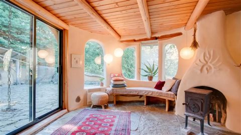 La maison, faite de bois et de torchis, est décorée avec soin. La maison, faite de bois et de torchis, est décorée avec soin.