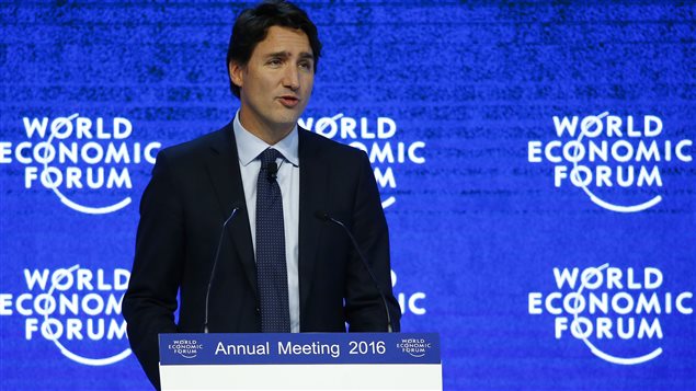 Le premier ministre Trudeau prononce un discours à l'ouverture du Forum économique mondial à Davos. Le premier ministre Trudeau prononce un discours à l'ouverture du Forum économique mondial à Davos.