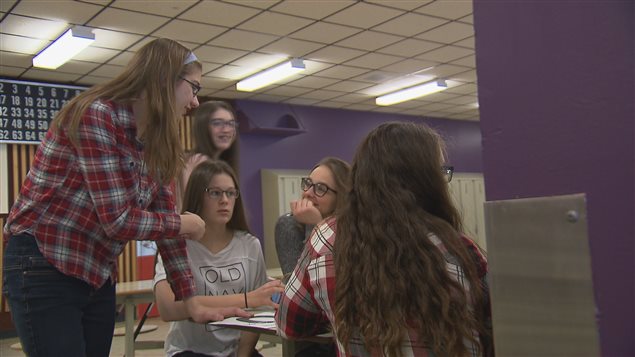 Élisabeth Bourassa avec d'autres jeunes du secondaire Élisabeth Bourassa avec d'autres jeunes du secondaire