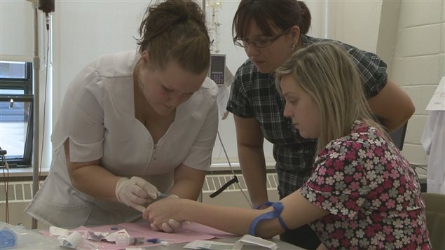 Des étudiantes en soins infrimiers. Des étudiantes en soins infrimiers.