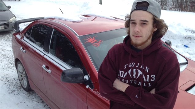 Drew Renton devant sa voiture. Drew Renton devant sa voiture.