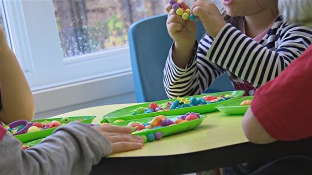 Enfants qui bricolent Enfants qui bricolent