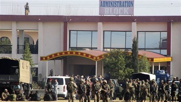 Des militaires pakistanais sur le campus de l'université. Des militaires pakistanais sur le campus de l'université.
