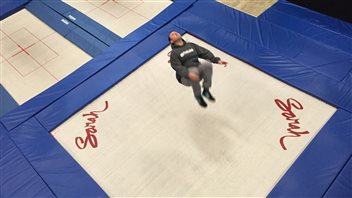 Le propriétaire du Airhouse de Squamish, Rodney Wilson, s'entraîne sur le trampoline. Le propriétaire du Airhouse de Squamish, Rodney Wilson, s'entraîne sur le trampoline.