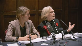 Les ministres du Patrimoine canadien et des Affaires autochtones, Mélanie Joly et Carolyn Bennett. Les ministres du Patrimoine canadien et des Affaires autochtones, Mélanie Joly et Carolyn Bennett.