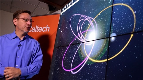 Le scientifique Frederic Brown présente aux médias ce qu'il croit être l'orbite de la neuvième planète de notre système solaire. Le scientifique Frederic Brown présente aux médias ce qu'il croit être l'orbite de la neuvième planète de notre système solaire.