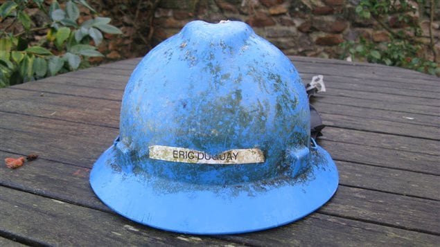 Le casque de travail d'Éric Duguay a été retrouvé sur la plage de Seaton, en Angleterre Le casque de travail d'Éric Duguay a été retrouvé sur la plage de Seaton, en Angleterre