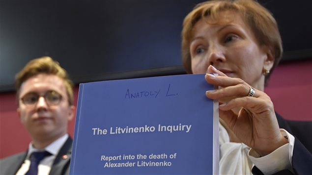 La veuve d'Alexandre Litvinenko, Marina, et son fils, Anatoly, en conférence de presse après la présentation du rapport La veuve d'Alexandre Litvinenko, Marina, et son fils, Anatoly, en conférence de presse après la présentation du rapport