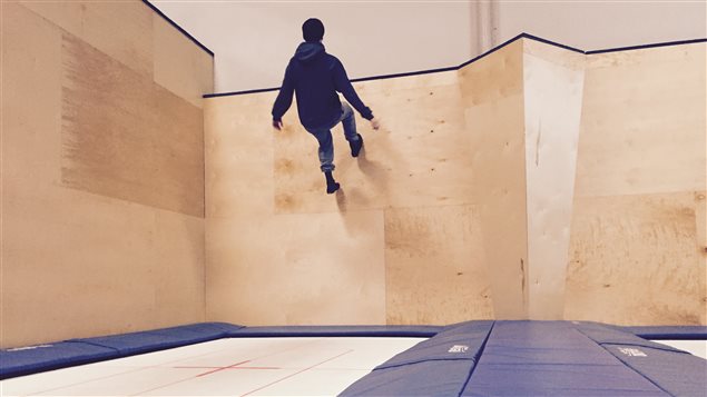 Zachary Vague, un employé du Airhouse, s'amuse avec les murs Zachary Vague, un employé du Airhouse, s'amuse avec les murs