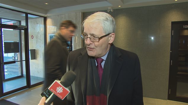 Le ministre Marc Garneau a convoqué les parties à Québec. Le ministre Marc Garneau a convoqué les parties à Québec.