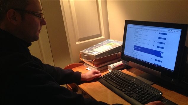 Mathieu Cornec navigue sur le site de Citoyenneté et Immigration Canada. Mathieu Cornec navigue sur le site de Citoyenneté et Immigration Canada.