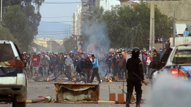 Des manifestants affrontent les forces de l'ordre à Kasserine. Des manifestants affrontent les forces de l'ordre à Kasserine.