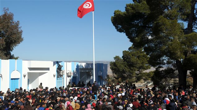 Des manifestants se sont rassemblés devant le siège du gouvernorat de Kasserine. Des manifestants se sont rassemblés devant le siège du gouvernorat de Kasserine.