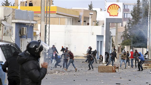 À Ennour, près de Kasserine, des manifestants ont lancé des projectiles en direction des policiers. À Ennour, près de Kasserine, des manifestants ont lancé des projectiles en direction des policiers.