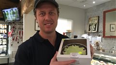 Brad McMullen, propriétaire de l'épicerie Summerhill pose avec une tarte avec une croûte à base de farine de grillons. Brad McMullen, propriétaire de l'épicerie Summerhill pose avec une tarte avec une croûte à base de farine de grillons.