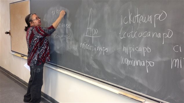Jeannette Coocoo, enseignante en atikamekw à l'école secondaire Nikanik, à Wemotaci. Jeannette Coocoo, enseignante en atikamekw à l'école secondaire Nikanik, à Wemotaci.