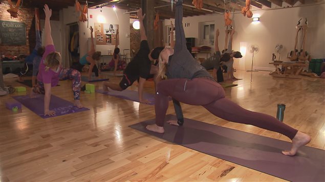 Mireille Massé donne des cours de yoga pour coureur à Québec. Mireille Massé donne des cours de yoga pour coureur à Québec.