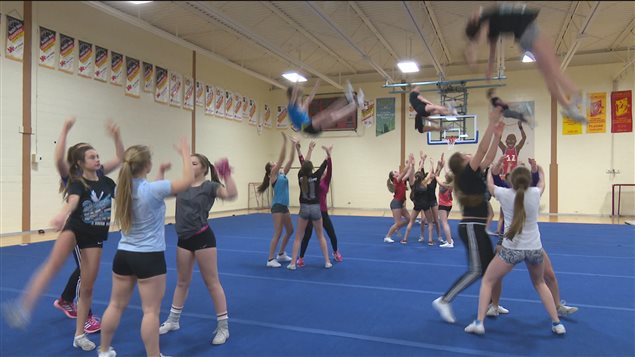 Les jeunes cheerleaders en pleine pratique Les jeunes cheerleaders en pleine pratique
