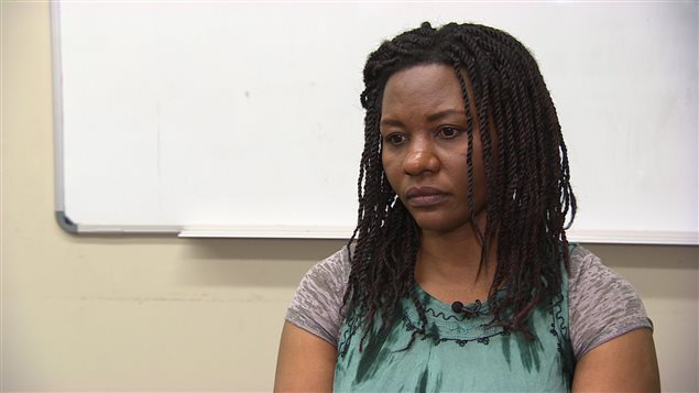 À Winnipeg, la réfugiée congolaise et mère de cinq enfants Maria Musenga devra rembourser un prêt fédéral de 9000 $ avant qu’elle puisse faire venir sa fille de l’Afrique. À Winnipeg, la réfugiée congolaise et mère de cinq enfants Maria Musenga devra rembourser un prêt fédéral de 9000 $ avant qu’elle puisse faire venir sa fille de l’Afrique.