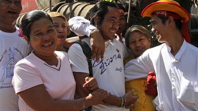 Un prisonnier politique libéré de la prison d'Insein, à Rangoon, au Myanmar, le 22 janvier 2016. Un prisonnier politique libéré de la prison d'Insein, à Rangoon, au Myanmar, le 22 janvier 2016.