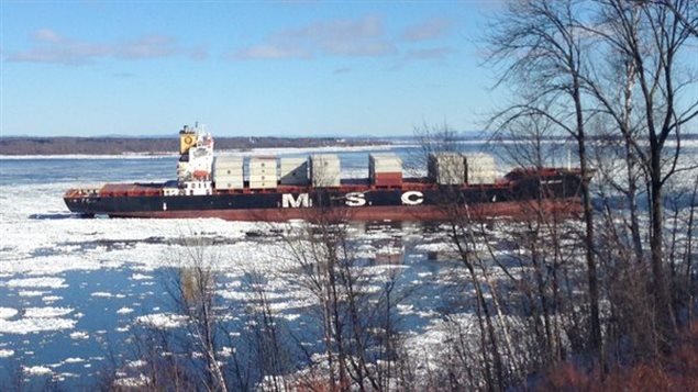un navire échoué dans le fleuve st-laurent un navire échoué dans le fleuve st-laurent