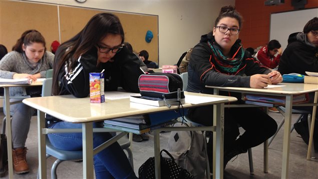 Un cours d'atikamekw à l'école secondaire Nikanik, à Wemotaci, pour les élèves de 4e et 5e secondaire. Un cours d'atikamekw à l'école secondaire Nikanik, à Wemotaci, pour les élèves de 4e et 5e secondaire.