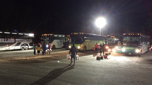 Jusqu'à 14 autobus arrivent à la fois à Mont-Tremblant, pleins de jeunes skieurs. Jusqu'à 14 autobus arrivent à la fois à Mont-Tremblant, pleins de jeunes skieurs.