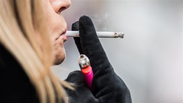 Une femme fume une cigarette. Une femme fume une cigarette.