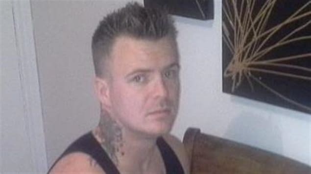 Yanic Vaillancourt, 27 ans, est recherché par la police relativement à une affaire de braquage au domicile survenue en novembre dernier à Matane. Yanic Vaillancourt, 27 ans, est recherché par la police relativement à une affaire de braquage au domicile survenue en novembre dernier à Matane.
