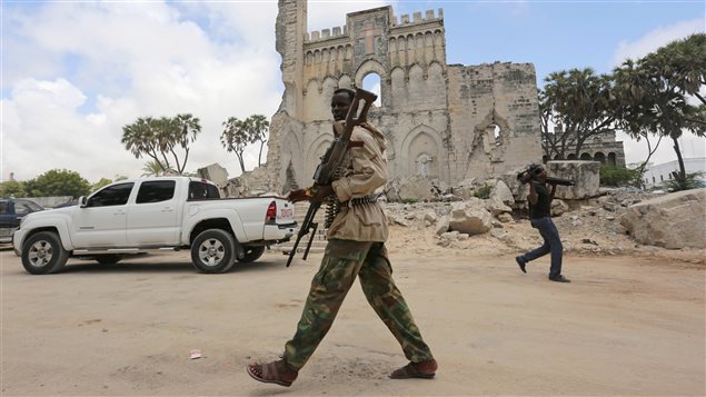 Un soldat patrouille à Mogadiscio en Somalie (archives). Un soldat patrouille à Mogadiscio en Somalie (archives).
