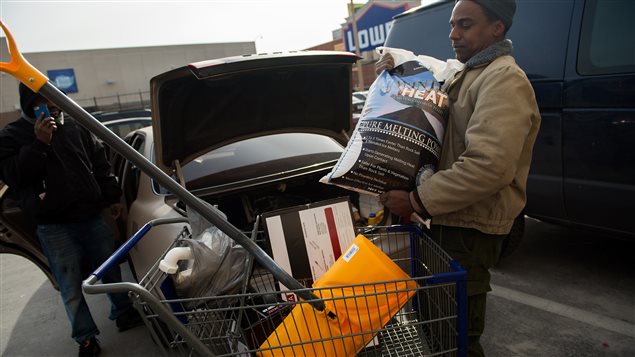 Les gens ont vidé les magasins, pour faire leurs provisions avant l'arrivée de la tempête. Les gens ont vidé les magasins, pour faire leurs provisions avant l'arrivée de la tempête.