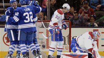 Joffrey Lupul a marqué le deuxième but des Torontois en troisième période. Joffrey Lupul a marqué le deuxième but des Torontois en troisième période.