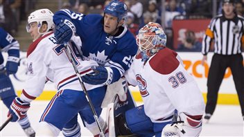 Rich Clune tente de nuire au travail de Mike Condon en deuxième période. Rich Clune tente de nuire au travail de Mike Condon en deuxième période.