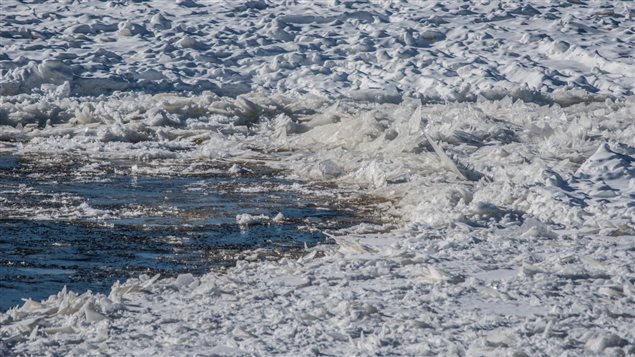 Un embâcle de glace. Un embâcle de glace.