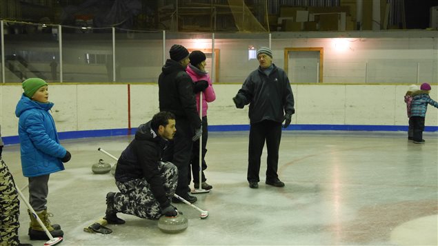 Une trentaine de personnes, dont pluiseurs nouveaux arrivants, se sont initiés au curling en fin de semaine aux Méchins. Une trentaine de personnes, dont pluiseurs nouveaux arrivants, se sont initiés au curling en fin de semaine aux Méchins.