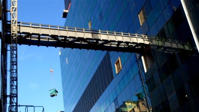 Passerelle du nouveau CHUM en construction au-dessus de la rue Sanguinet Passerelle du nouveau CHUM en construction au-dessus de la rue Sanguinet
