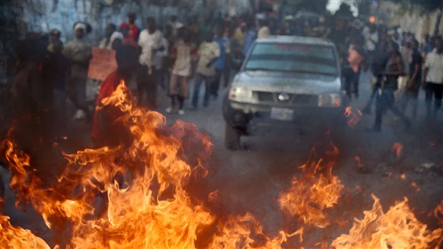 Des pneus en flamme bloquent la circulation à Porte-au-Prince. Des pneus en flamme bloquent la circulation à Porte-au-Prince.