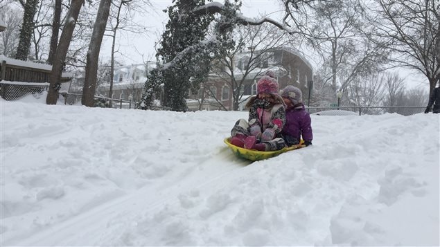 Des enfants s'amusent dans la neige à Washington. Des enfants s'amusent dans la neige à Washington.