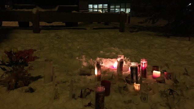 Bougies allumées près de l'école où s'est produite la fusillade, à La Loche, le 22 janvier Bougies allumées près de l'école où s'est produite la fusillade, à La Loche, le 22 janvier