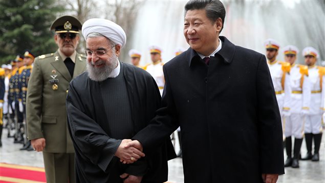 Le président iranien, Hassan Rohani, serre la main au président chinois, Xi Jinping, le 23 janvier, à Téhéran. Le président iranien, Hassan Rohani, serre la main au président chinois, Xi Jinping, le 23 janvier, à Téhéran.