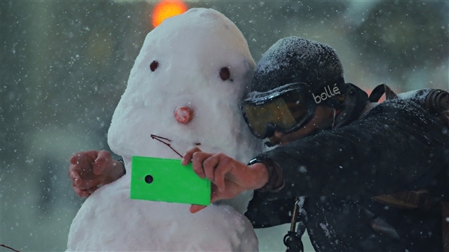 Un homme prend un égoportrait avec un bonhomme de neige à New York Un homme prend un égoportrait avec un bonhomme de neige à New York