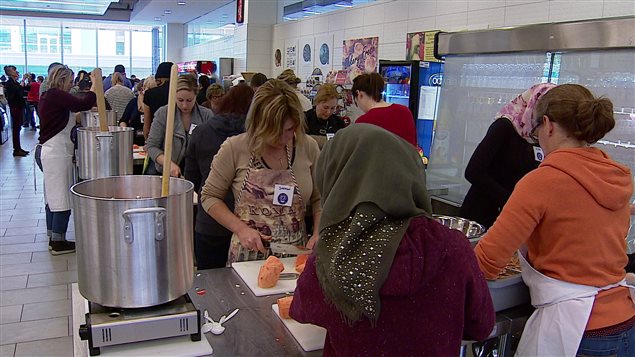 Des bénévoles préparent de la soupe qui sera donnée aux réfugiés syriens de Calgary. Des bénévoles préparent de la soupe qui sera donnée aux réfugiés syriens de Calgary.